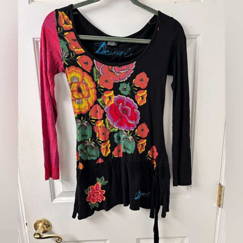 DESIGUAL SZ XS FLORAL EMBROIDERED LS TOP EUC